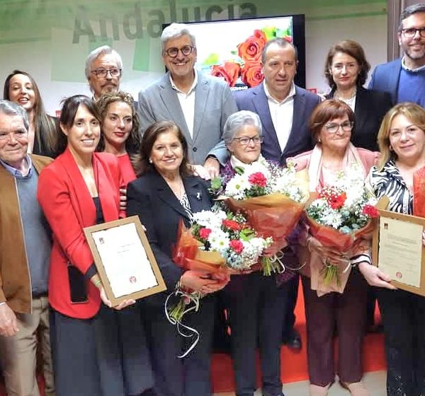 Josele Aguilar y otros miembros del PSOE de Antequera junto a las premiadas.