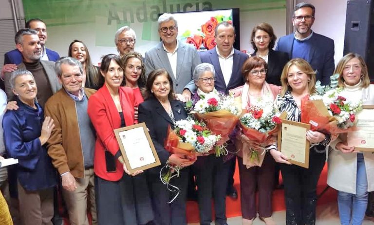 Josele Aguilar y otros miembros del PSOE de Antequera junto a las premiadas.