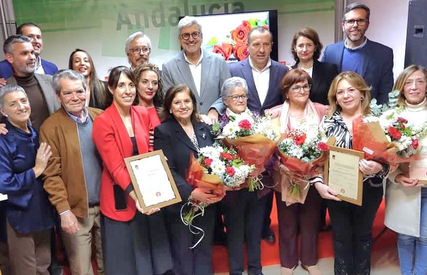 Josele Aguilar y otros miembros del PSOE de Antequera junto a las premiadas.