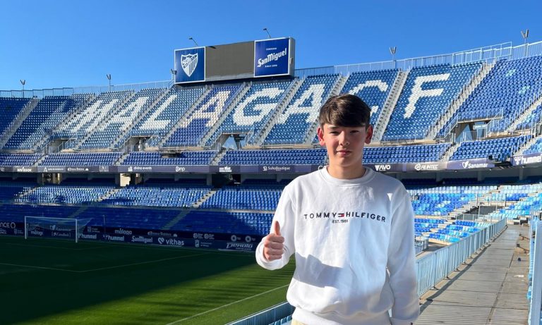 La joven promesa posa en La Rosaleda.