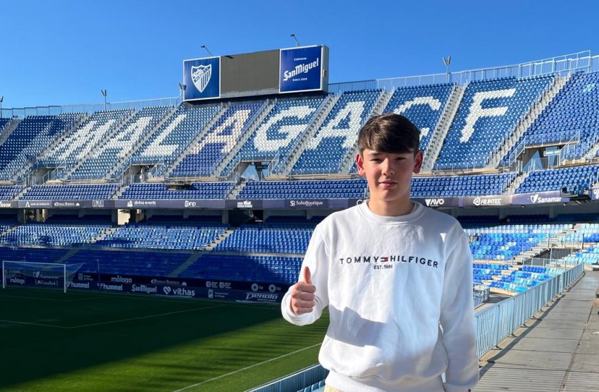 La joven promesa posa en La Rosaleda.