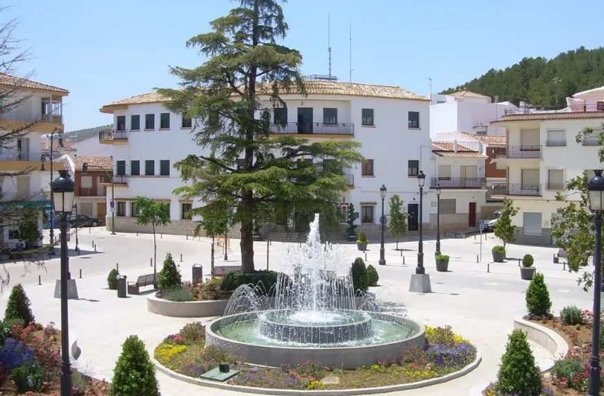 Plaza Ayuntamiento Villanueva del Trabuco.