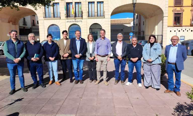 Los alcaldes de los distintos municipios delante del Ayuntamiento de Mollina.