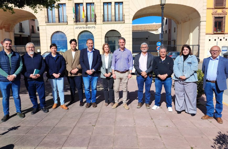 Los alcaldes de los distintos municipios delante del Ayuntamiento de Mollina.