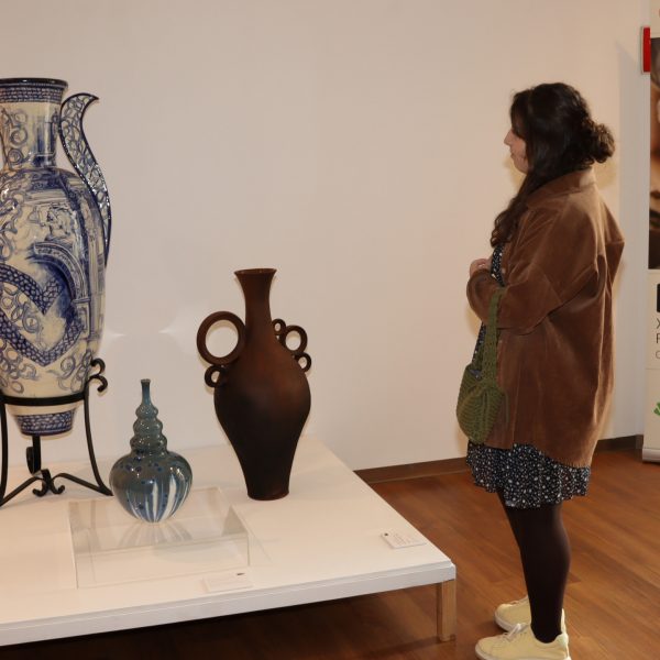 La artesanía más actual se exhibe en Antequera con piezas premiadas en cerámica, forja o tapices
