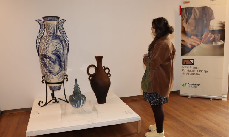 La artesanía más actual se exhibe en Antequera con piezas premiadas en cerámica, forja o tapices