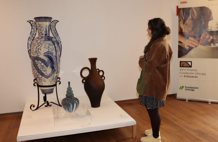 La artesanía más actual se exhibe en Antequera con piezas premiadas en cerámica, forja o tapices