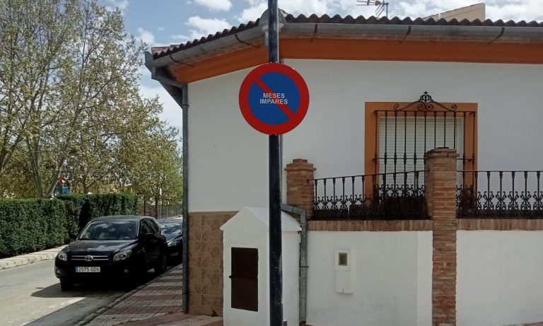 Cuevas Bajas reordena el tráfico en la urbanización Buenavista con nueva señalización