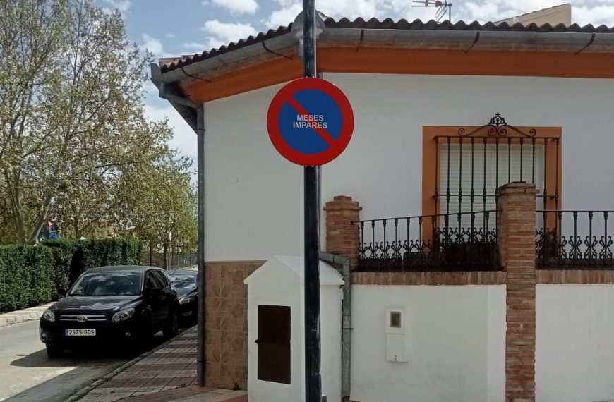 Cuevas Bajas reordena el tráfico en la urbanización Buenavista con nueva señalización