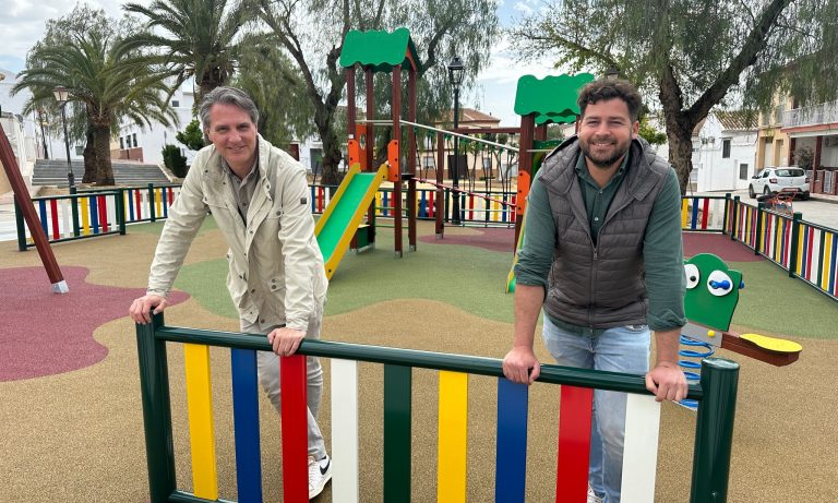 Mollina renueva sus parques infantiles con la apertura de la nueva zona de juegos en Clara Campoamor