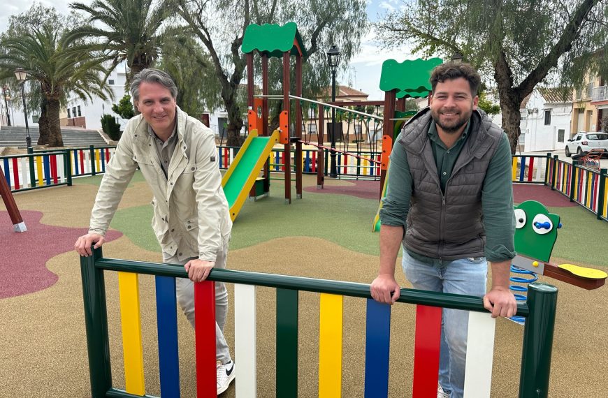 Mollina renueva sus parques infantiles con la apertura de la nueva zona de juegos en Clara Campoamor