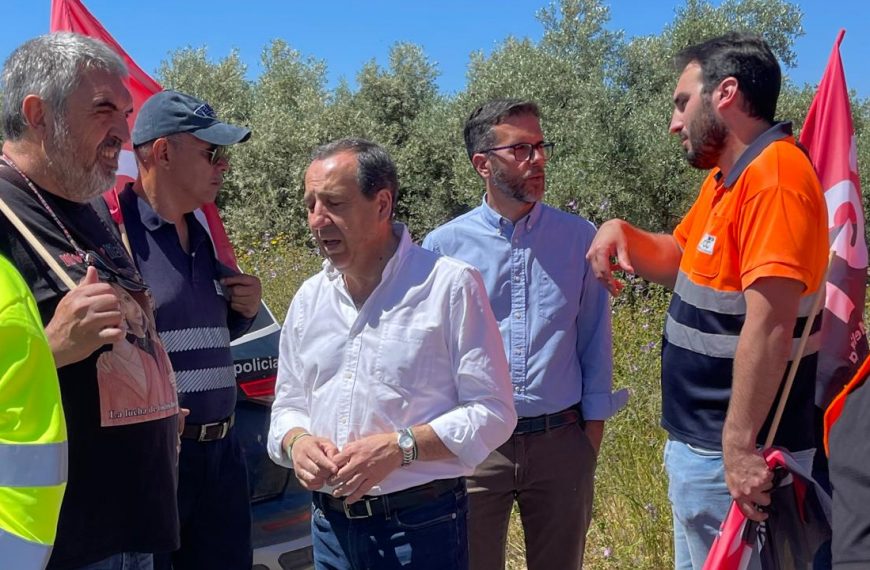 El PSOE de Antequera apoya las reivindicaciones de los trabajadores de la UTE Recogida de Envases Ligeros y se suman a su “marcha lenta”