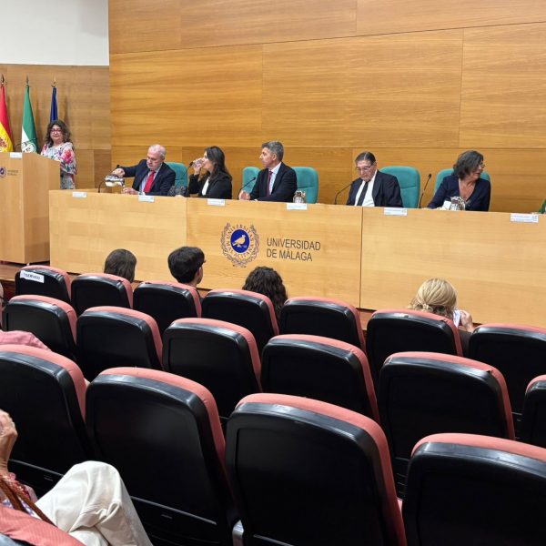 La Fundación Andaluza de Estudios Financieros premia el esfuerzo y el talento universitario da una lección magistral inolvidable de la mano de Julio Banacloche