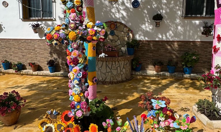 La Cruz de calle Sol se alza con el primer premio en las Cruces de Mayo de Villanueva de Algaidas