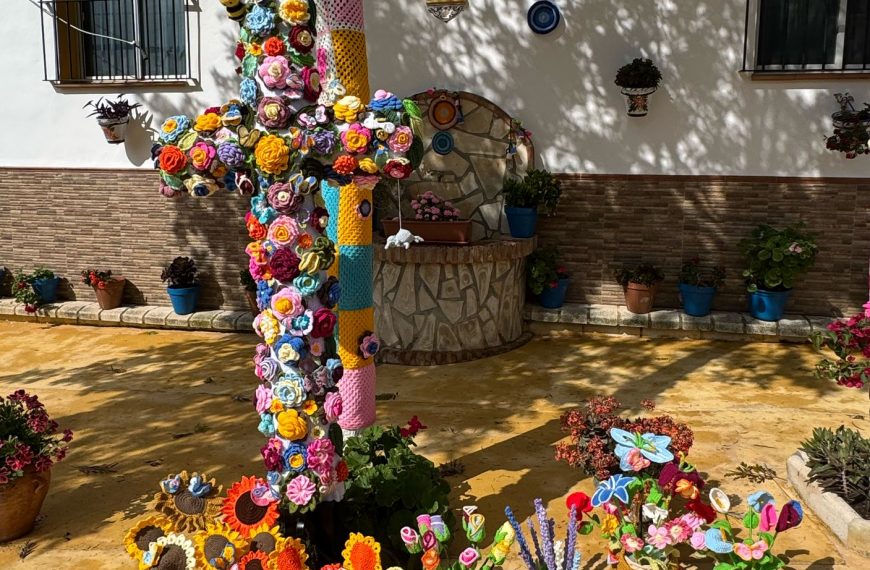 La Cruz de calle Sol se alza con el primer premio en las Cruces de Mayo de Villanueva de Algaidas