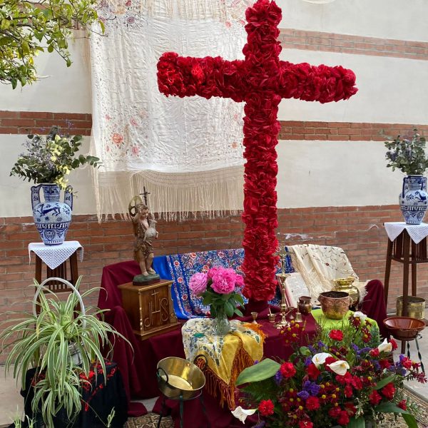 Cuevas Bajas se llena de color en la tradicional Fiesta de las Cruces