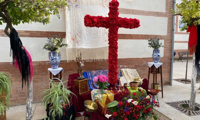 Cuevas Bajas se llena de color en la tradicional Fiesta de las Cruces
