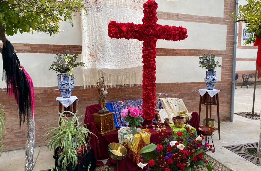 Cuevas Bajas se llena de color en la tradicional Fiesta de las Cruces