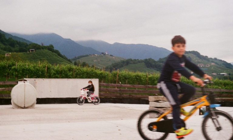Alumnos del CEIP San Juan Bautista participan en jornadas de educación vial sobre dos ruedas en Cuevas Bajas