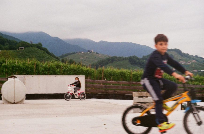 Alumnos del CEIP San Juan Bautista participan en jornadas de educación vial sobre dos ruedas en Cuevas Bajas