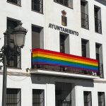 Ayto Villanueva de Algaidas con la badera LGTBIQ+