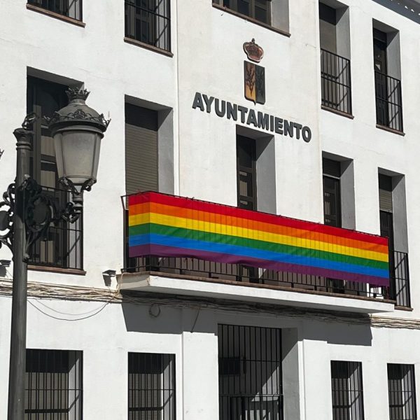 Ayto Villanueva de Algaidas con la badera LGTBIQ+