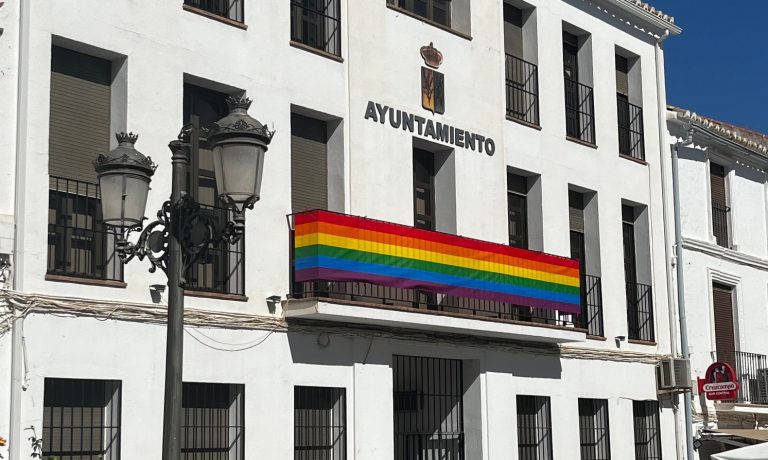 Ayto Villanueva de Algaidas con la badera LGTBIQ+