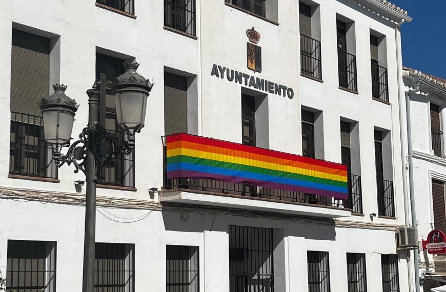 Ayto Villanueva de Algaidas con la badera LGTBIQ+