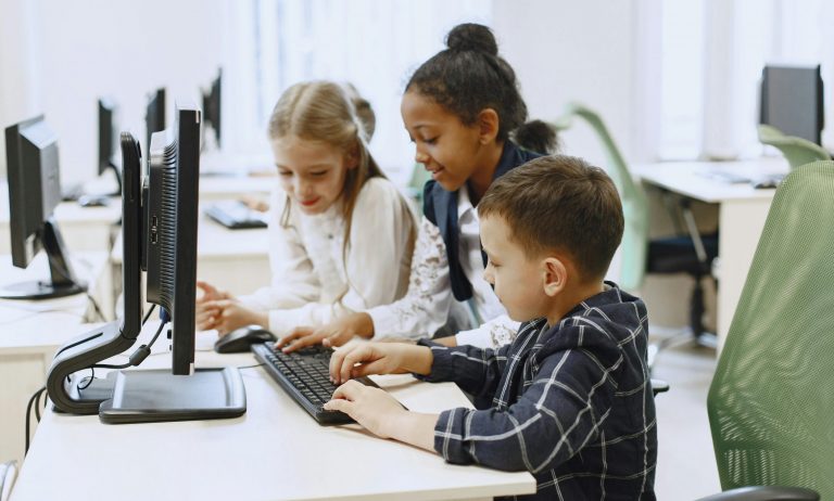 Aventura tecnológica en Cuevas Bajas: llega el Campamento Digital en septiembre