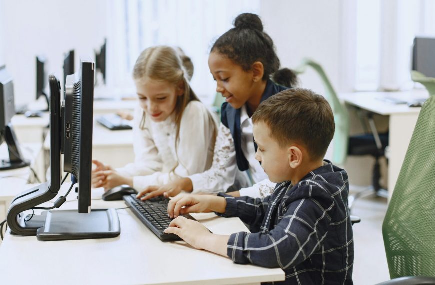 Aventura tecnológica en Cuevas Bajas: llega el Campamento Digital en septiembre