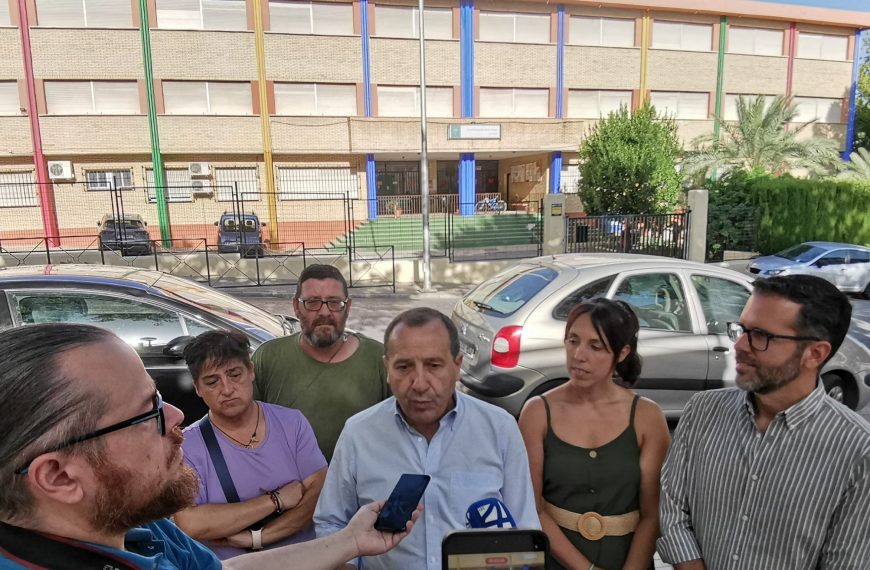 Ruiz Espejo respalda al AMPA del León Motta y pide más recursos para una educación inclusiva