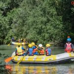Aventura y naturaleza en el río: éxito del rafting infantil dentro del programa Verano Divertido de Cuevas Bajas