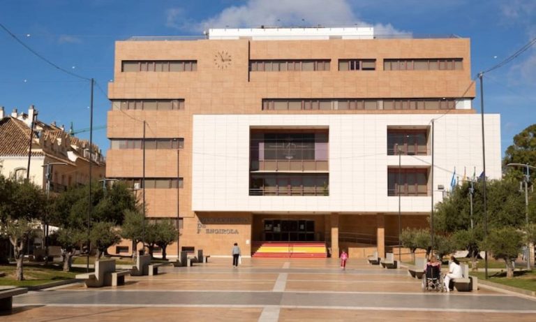 El PSOE de Fuengirola rechaza la contratación de detectives para vigilar a empleados municipales de baja