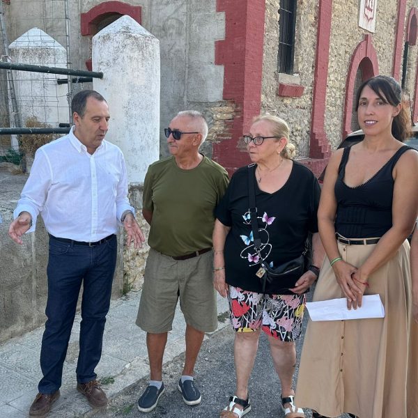 El PSOE de Antequera denuncia plagas de cucarachas y obras paralizadas en el barrio de Veracruz