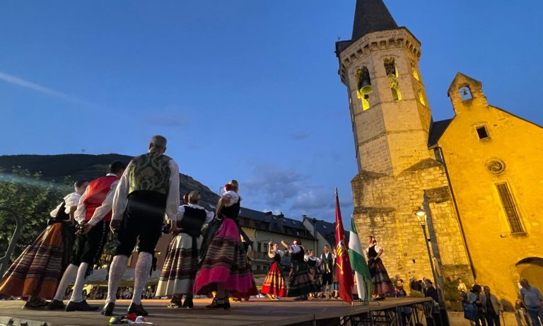 La Asociación Cultural ‘Nuevas Raíces’ lleva el folklore de Villanueva de Algaidas al Valle de Arán