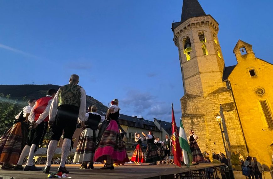 La Asociación Cultural ‘Nuevas Raíces’ lleva el folklore de Villanueva de Algaidas al Valle de Arán