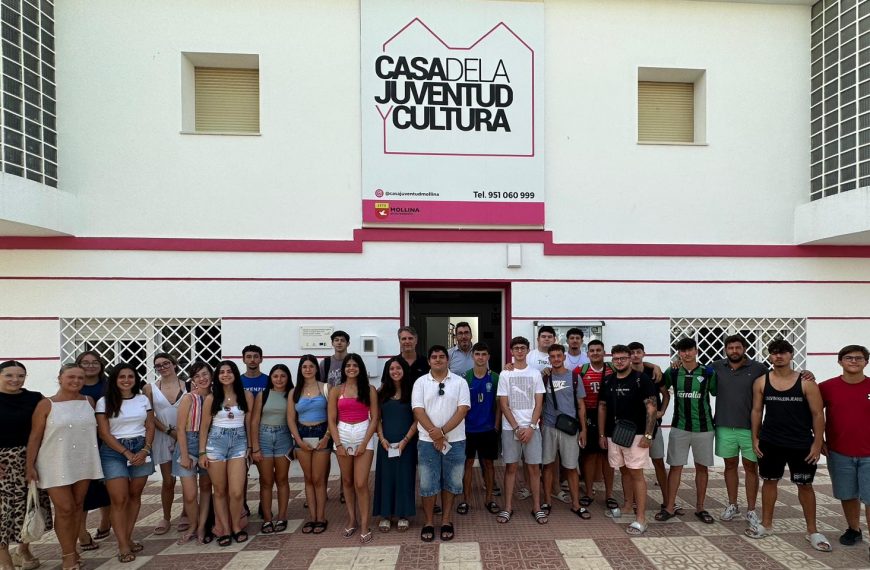 El Ayuntamiento de Mollina entrega la Constitución a los jóvenes que cumplen 18 años