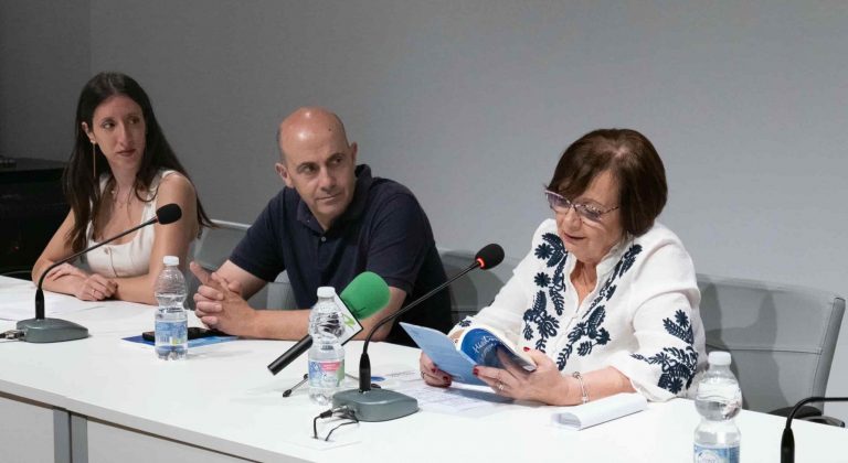 Historias de Mesa Camilla, el retrato literario de la vida de las mujeres tras la guerra, ve la luz en Archidona