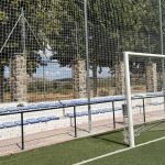Cuevas Bajas refuerza la seguridad en el campo de fútbol con nuevas redes de protección