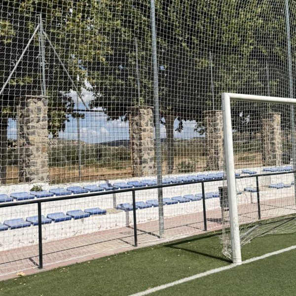 Cuevas Bajas refuerza la seguridad en el campo de fútbol con nuevas redes de protección