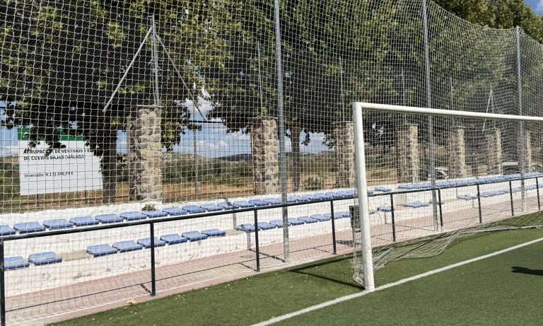 Cuevas Bajas refuerza la seguridad en el campo de fútbol con nuevas redes de protección