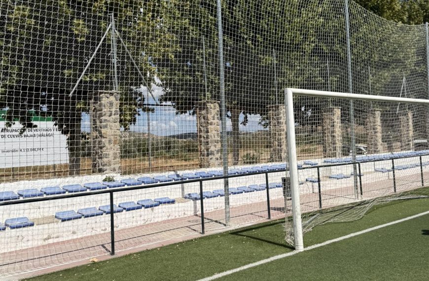 Cuevas Bajas refuerza la seguridad en el campo de fútbol con nuevas redes de protección