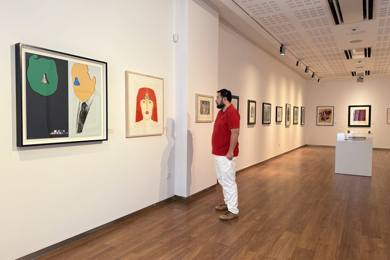 La exposición de maestros del grabado contemporáneo de la colección de arte de Fundación Unicaja recala en Antequera
