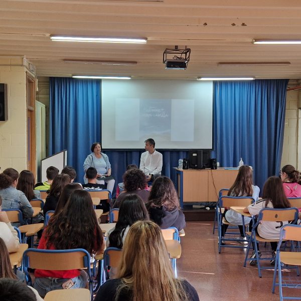 La autora Loly Santana impulsa la lectura entre los jóvenes en el Día de las Escritoras
