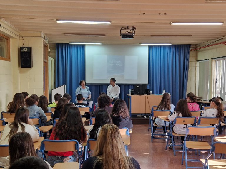 La autora Loly Santana impulsa la lectura entre los jóvenes en el Día de las Escritoras