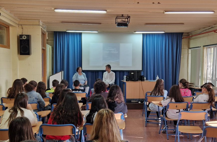 La autora Loly Santana impulsa la lectura entre los jóvenes en el Día de las Escritoras