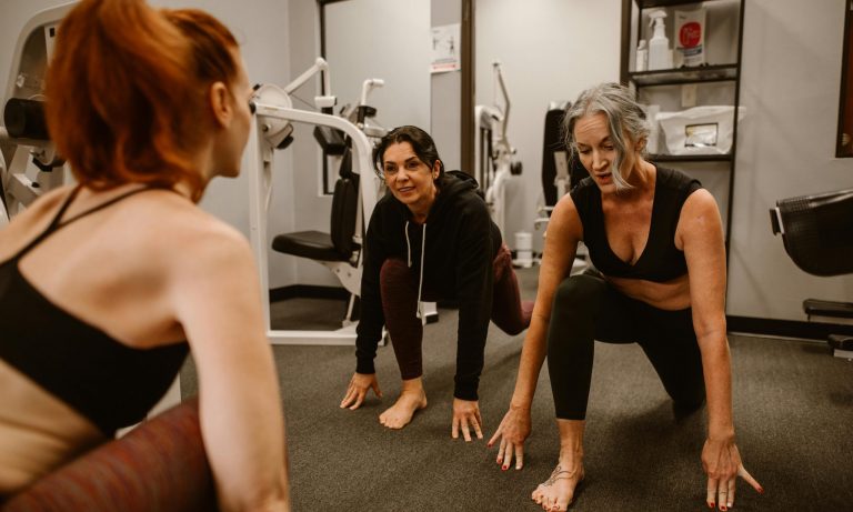 Cuevas Bajas presenta su programa de clases monitorizadas en el gimnasio municipal 2025