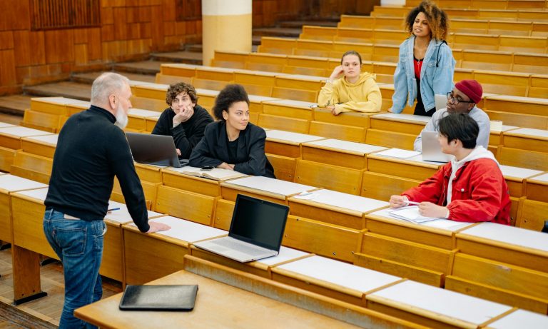 Cuevas Bajas abre la convocatoria de ayudas universitarias para el curso 2025/26