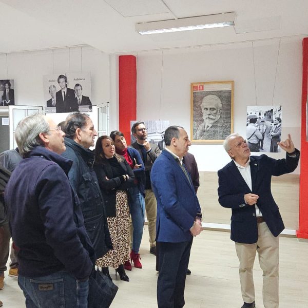 El PSOE de Antequera inaugura la exposición “25 fotografías sobre el 28F” resaltando el papel histórico de Andalucía en la conquista de su autonomía