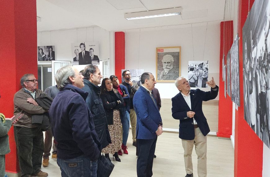 El PSOE de Antequera inaugura la exposición “25 fotografías sobre el 28F” resaltando el papel histórico de Andalucía en la conquista de su autonomía
